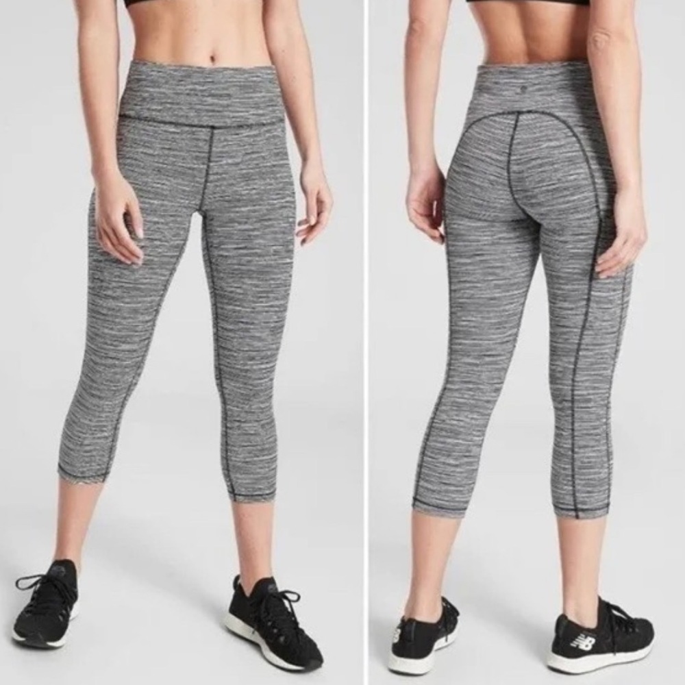 Athleta Ultimate‎ Linear Lines Capri Black and White Size Medium